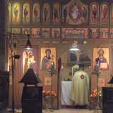 ...davanti alla quale il sacerdote officia la messa tenendo le spalle rivolte verso i fedeli
